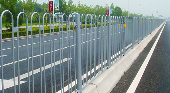 隔离护栏规范资料下载-道路机非隔离护栏
