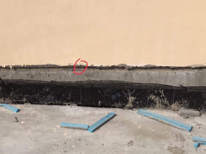 斜屋面正置屋面防水隔离层资料下载-屋面女儿墙上这个凹槽叫什么？