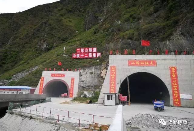 好嗨哦!雅康高速建成通车，致敬所有建设者!_8