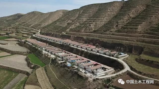 倒撑平面图资料下载-村民用木棒撑墙防倒塌，请问这样的扶贫房你敢住么？