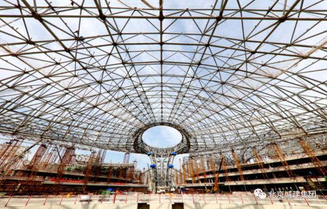 北京网架结构资料下载-25个标准足球场大小，柱间距200米！北京新机场主航站楼钢网架展