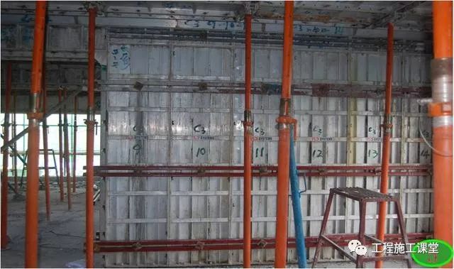 墙柱铝模板验收资料下载-铝模板施工工艺全流程图文解读，墙柱梁板全都有！