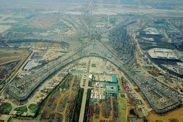 世界最大的钢结构建筑——北京新机场航站楼封顶，耗钢5.2万吨！_2