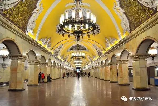 地铁站地下商业资料下载-为什么莫斯科要花大价钱把地铁站建得极致奢华？
