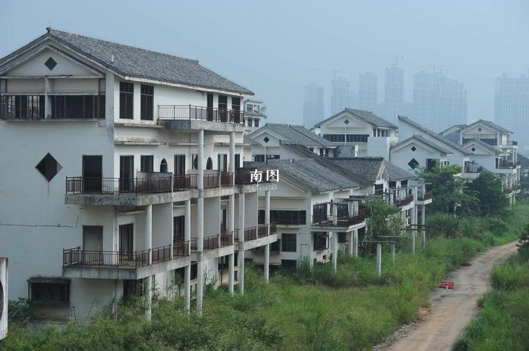 别墅瓦片su资料下载-有价无市！市场价每栋超千万的别墅却是烂尾楼