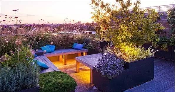 别墅屋顶绿化花盆花资料下载-屋顶花园，方寸间自有美景