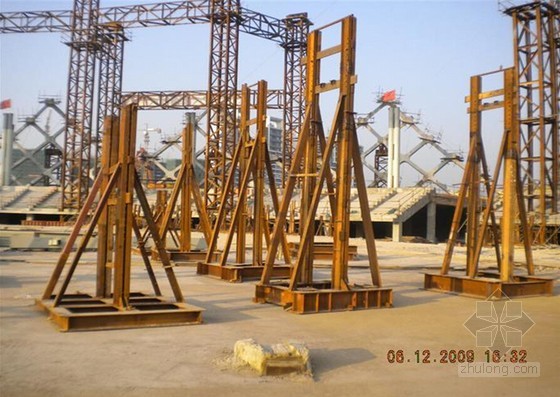 根据定位轴线设置拼装胎架