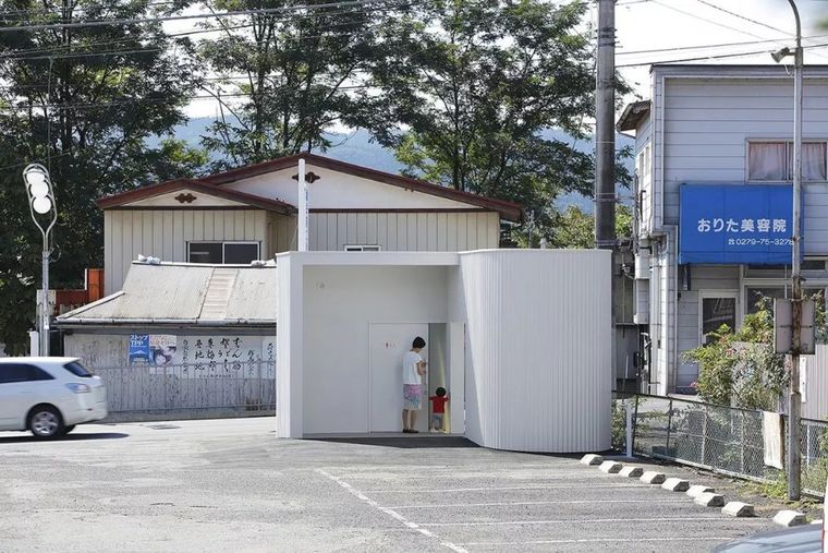 这样的公厕，除了方便我还想住进去_11