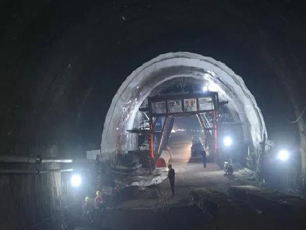 隧道工程现场管理制度资料下载-临夏折红二级公路锁南隧道工程现场