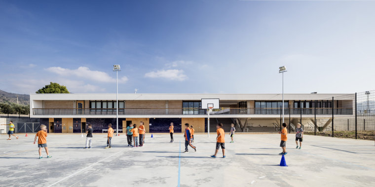 小学体育场地资料下载-西班牙赫罗纳学校案例