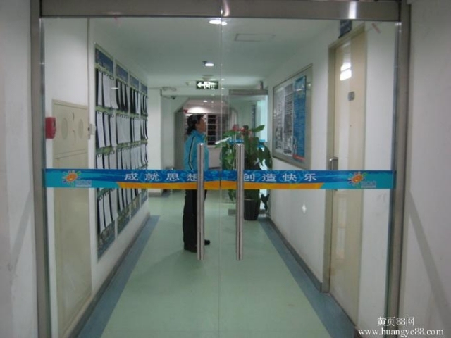 玻璃小门夹门资料下载-津南区安装玻璃门专业维修大小门夹