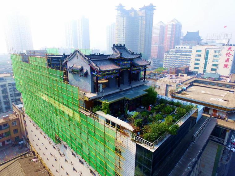 庙建筑施工图资料下载-西安一楼顶现仿古建筑，远看像座庙