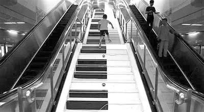 西安地铁金花路站资料下载-西安地铁站“钢琴楼梯”太红影响通行