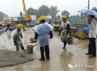 雨后施工的注意事项资料下载-又到秋雨连绵时，送上超详细的雨季施工安全六大措施