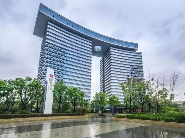 中国南京艺术与建筑博物馆资料下载-恭喜2018中国十大丑建筑，再次丑出新高度！