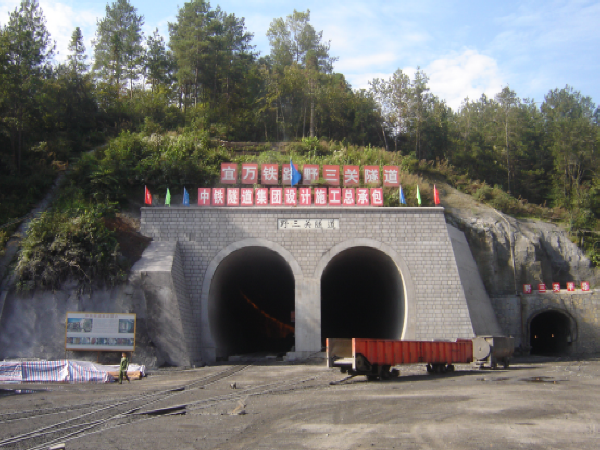 隧道工程建议资料下载-隧道工程施工质量控制（PPT版81页）