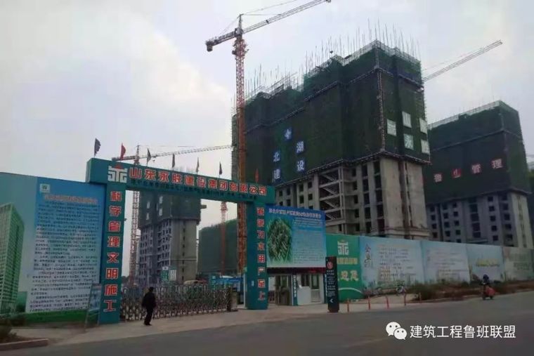 工地吊装教育资料下载-绿色施工防扬尘，学习标杆工地的八项措施