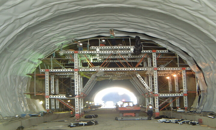 [江西]双向四车道高速公路工程实施性施工组织设计205页（中交，路桥隧涵）-隧道标准的防水板施工作业