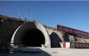 隧道入口施工棚资料下载-软弱围岩隧道超前支护施工技术