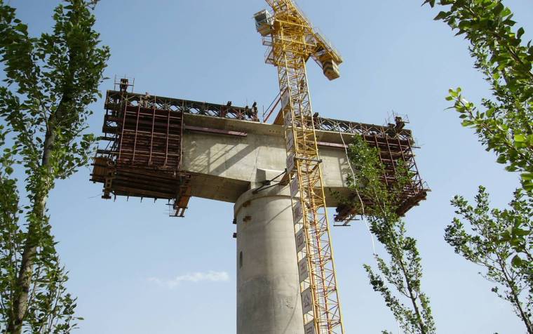 悬挑架和落地架混搭资料下载-知名铁路黄河特大桥主桥悬灌施工技术（ppt，共32页）