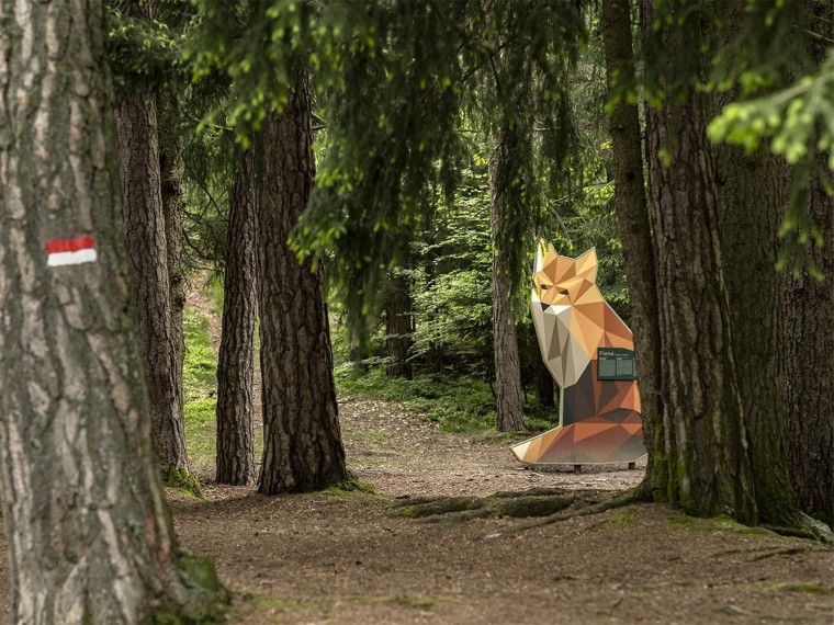 森林艺术装置资料下载-意大利森林里的奇趣动物装置