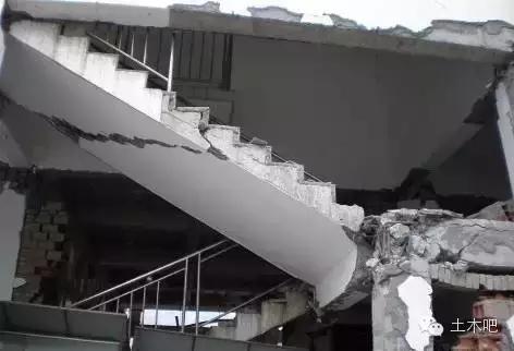 汶川地震建筑图资料下载-抗震设计中不可忽视的楼梯注意事项！