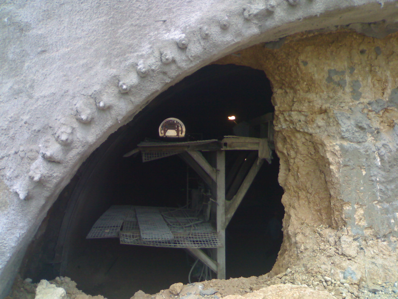 隧道贯通管棚清晰可见