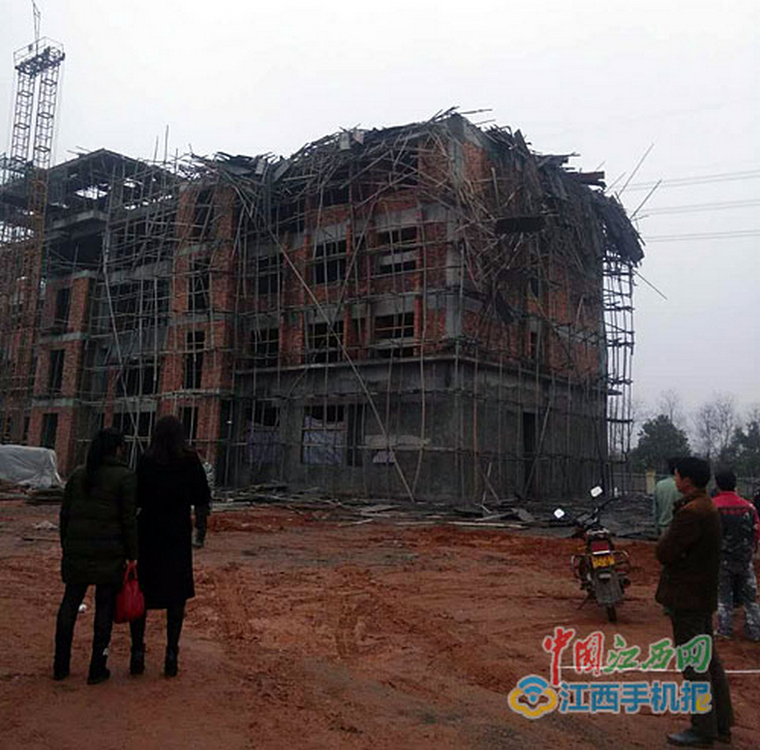 工业园综合楼资料下载-江西再发坍塌事故，一在建工地综合楼装饰架坍塌，已造成2人死亡