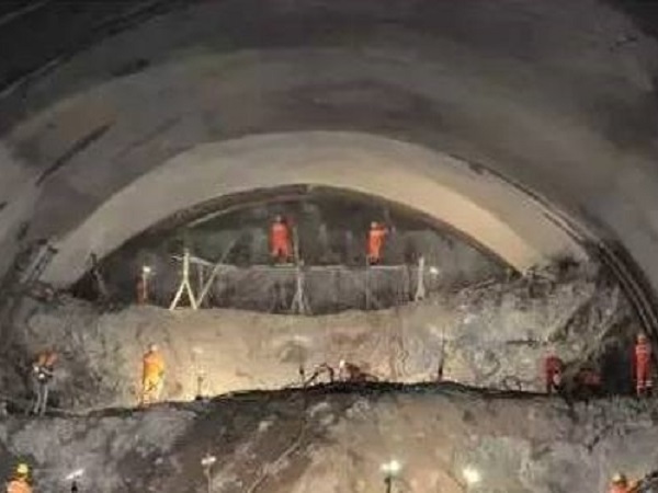 洞口施工安全技术交底资料下载-康家峪隧道安全技术交底（PPT版，共64页）