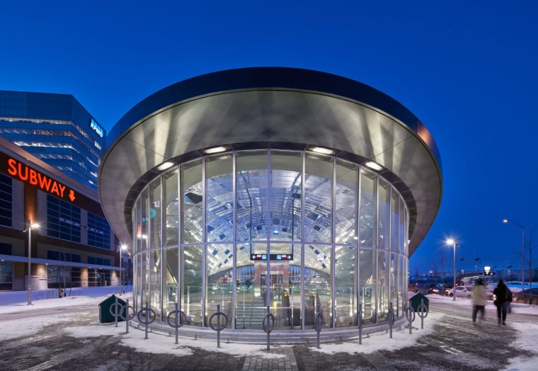 弧形玻璃su资料下载-多伦多地铁站内的弧形镜面天花板