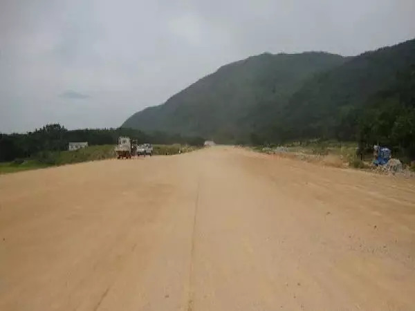 低洼沟谷地带路基资料下载-公路工程中路基施工技术分析