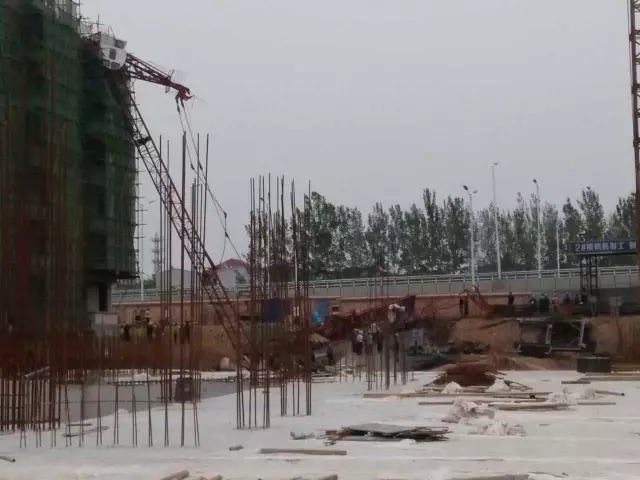 安全生产月宣传资料视频资料下载-晋中榆次东外环新富嘉园工地，施工塔吊坍塌！