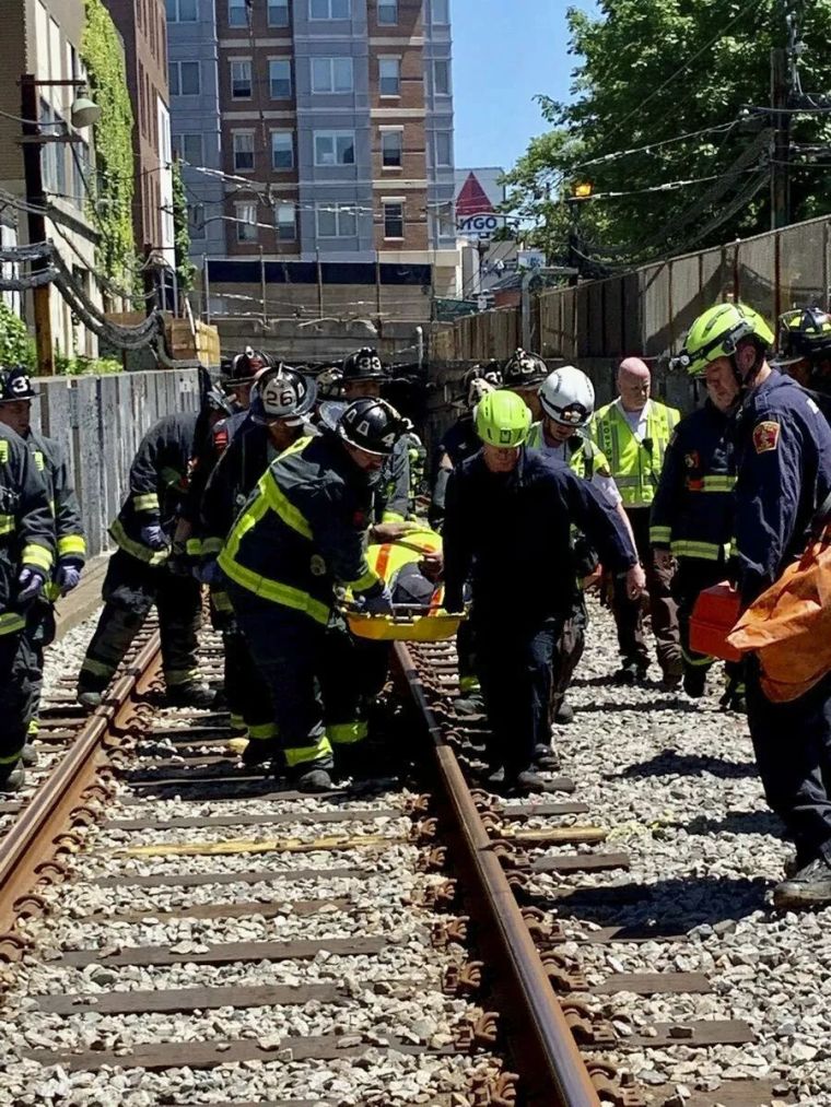 波士顿地铁出轨，至少10人受伤_1