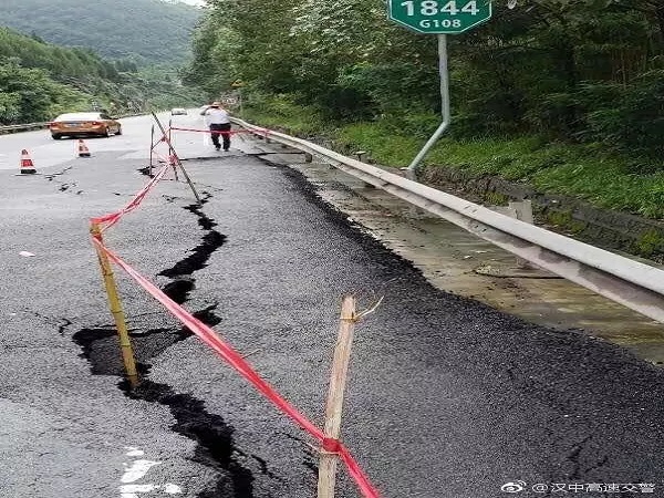 公路交通管制资料下载-注意！因地质灾害隐患，广陕高速实行双向断道交通管制
