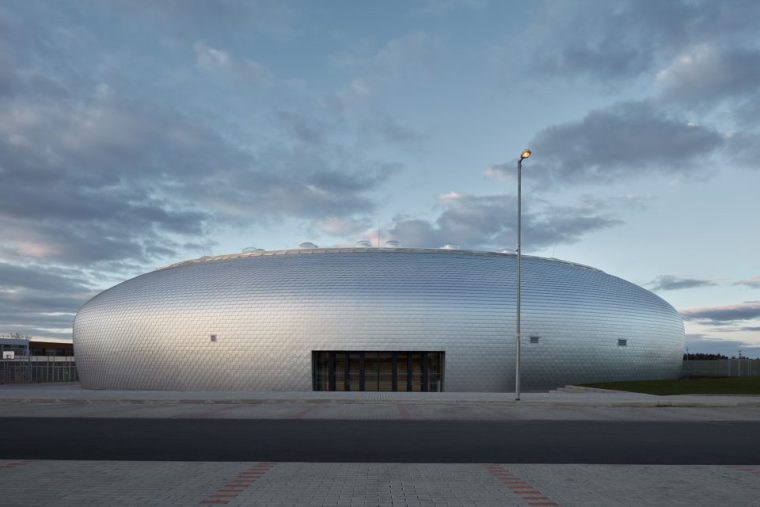 钢筋混凝土拱形板资料下载-椭圆形体量体育馆建筑