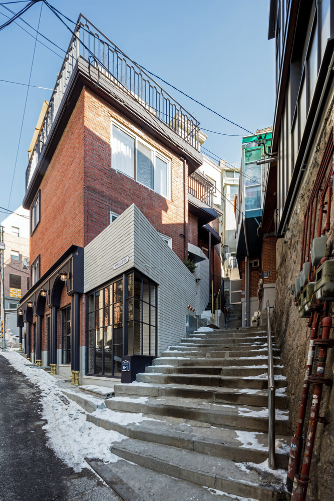 韩国双峰屋顶住宅资料下载-韩国多种材质拼贴住宅