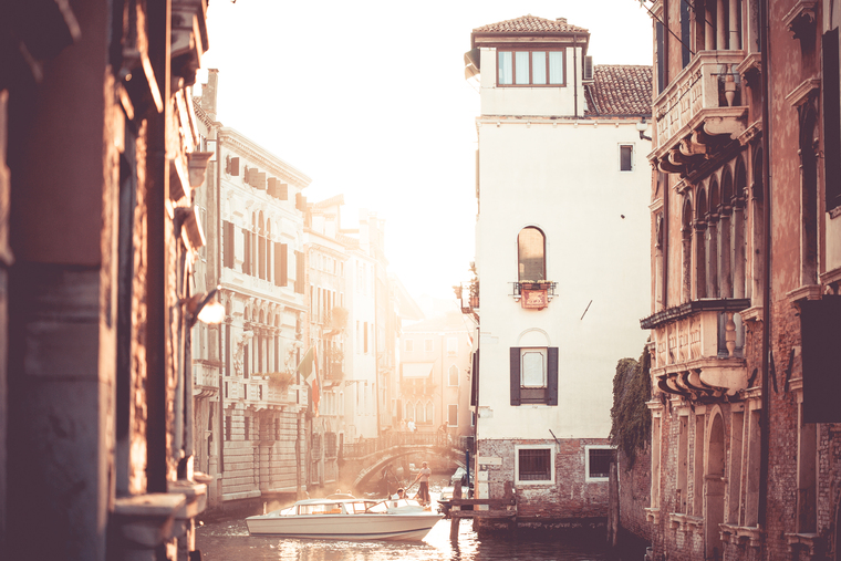 斯维尔技巧汇总-street-canal-sunset-in-venice-italy-picjumbo-com