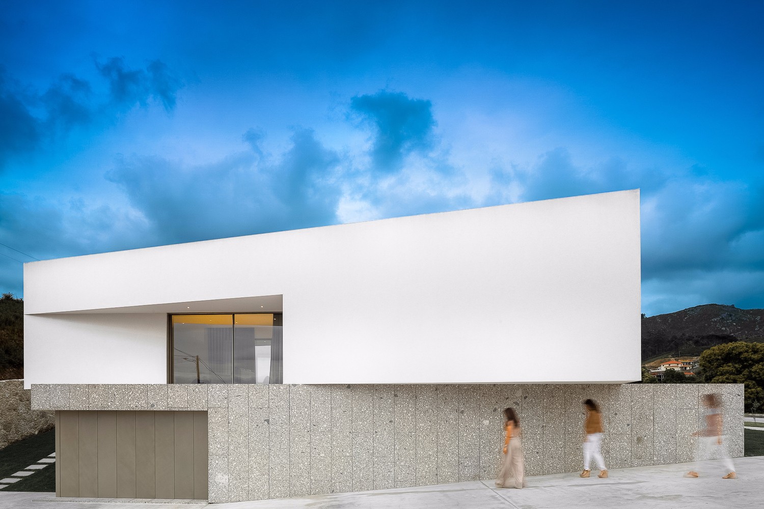 [分享]蓝天白云之下的重叠体块,创造出运动感与新空间