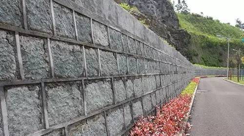 高陡边坡挡土墙资料下载-建筑物与边坡、挡土墙的距离尺度关系