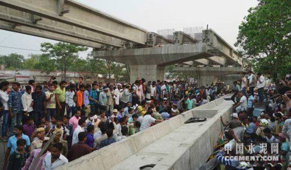 印度在建桥垮塌 至少造成16人死亡 另有数人被困_3