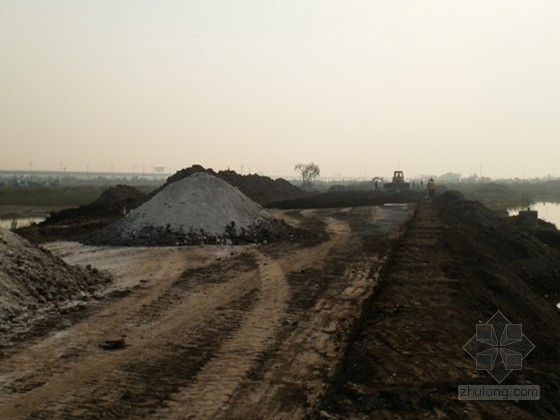 [天津]固化土软土地基处理施工技术总结-石灰土摊铺 