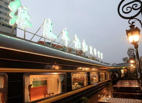 餐厅的设计主题资料下载-“绿皮车记忆”：马路边上的火车餐厅