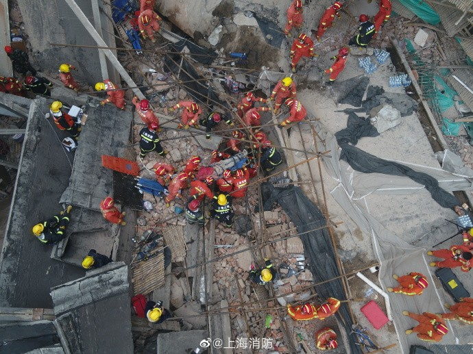 事故紧急救援资料下载-又出事故了！20余人被埋！上海一建筑发生坍塌，紧急救援中！