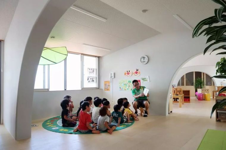 日本“斜坡地形”的幼儿园，创造了各种自然形状的空间。_11