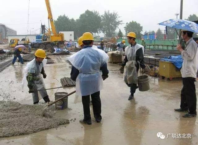 建筑工程临电施工雨季施工资料下载-雨季施工如何保障？请记好这21个工序注意事项