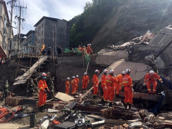 大型山体su模型资料下载-陕西安康山体垮塌压塌居民楼，8人下落不明！