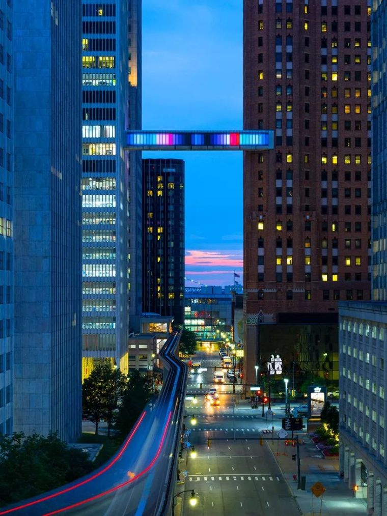 底特律新建“漂浮光柱”，照亮夜晚的城市！_1